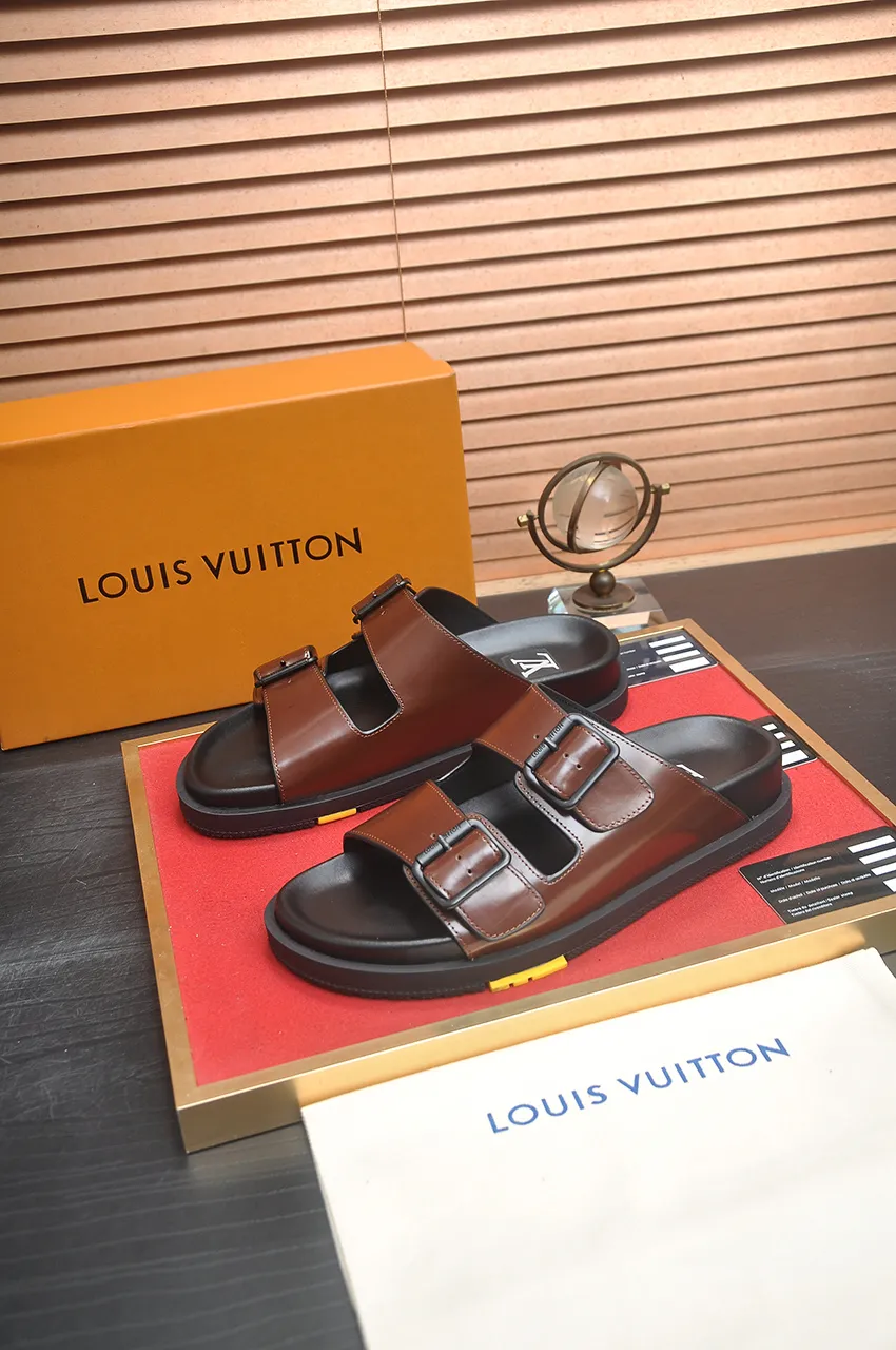 Men's shoes 💰400💶 [Louis Vuitton LV slippers] (high-end cowhide) counter 1:1 fashion style, a must-have for summer! The designer used LV’s iconic outsole. The original simple slippers instantly become fashionable! The upper is made of flexible special cowhide leather straps alternately, and the workmanship is exquisite! A must-have for stylish men in summer, size 38-45 (45 customized)
